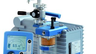 Ein- und zweistufige Drehschieberpumpen sind sowohl als Einzelpumpen wie auch als betriebsfertige Pumpstände mit integrierter Kühlfalle erhältlich.  (Bild: Vacuubrand)