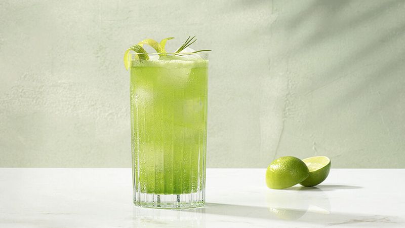 ...auch den „Skylime“, ein Getränk, das von der Frankfurter Grünen Soße inspiriert ist. (Bild: Nio)