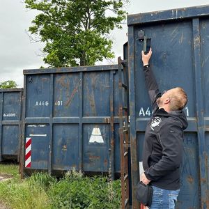 Die Installation der Sensolus-IoT-Tracker sei denkbar einfach, wie man hier sieht. Zuvor muss lediglich die auf der Cloud basierende Sensolus-Plattform für einen Kunden freigeschaltet werden, dann können die Tracker an den Containern befestigt werden.(Bild:  Sensolus)