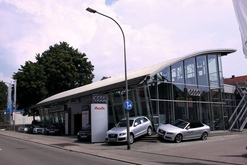 Der Audi-Hangar dominiert das Erscheinungsbild des Ansbacher Autohauses. (Archiv: Vogel Business Media)