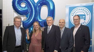 Obermeister Johann Bader (Mitte) freut sich über 90 Jahre Kfz-Innung München-Oberbayern. Mit ihm feiern (v. l.) Hans Maier (stellv. Obermeister), Silvia Rogler (stellv. Geschäftsführerin), Heinrich Nadler (stellv. Obermeister) und Andreas Brachem (Geschäftsführer). (Bild: DAVIES)