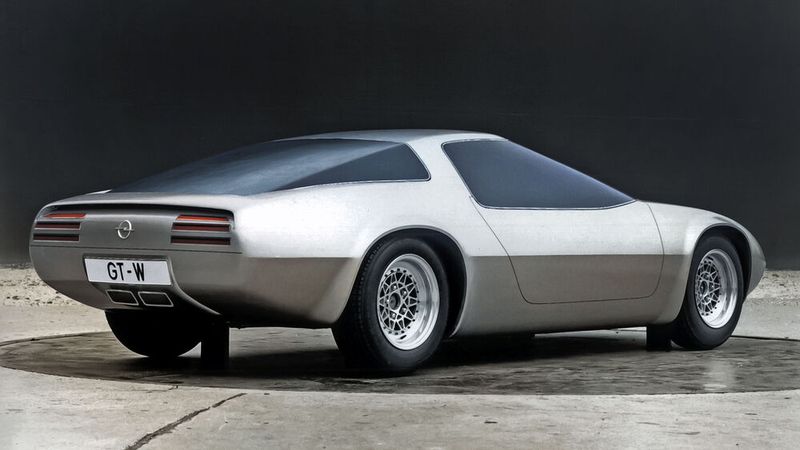 Dass sich der Genève noch in einem sehr frühen Studienstadium befand, davon zeugen zahlreiche Fakten. So hat man den Innenraum nur angedeutet, die Front besitzt keinerlei Lufteinlässe – die unter dem Stoßfänger durchführenden Kiemen sind nur eine Attrappe. Und  auch Türgriffe sucht man vergeblich. (Bild: Opel)