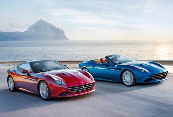 Red Dot Award 2015 - Ferrari California T: Die Gestaltung des Ferrari California T vermittelt Eleganz, Sportlichkeit und Exklusivität und steht damit in der langen Tradition des Modells California. Sein faltbares Hardtop und die 2+2-Konfiguration machen ihn vielseitig. Ein ausgewogenes Verhältnis von konvexen und konkaven Flächen prägt sein modernes Erscheinungsbild, während die Seitenpartie gleichzeitig Anleihen an das Ponton-Kotflügeldesign des 250 Testa Rossa zeigt. Die Front ist geprägt von einem breiten Kühlergrill, das Heck ist mit einem neuen Dreifachdiffusor besonders aerodynamisch gestaltet (Bild: Red Dot)