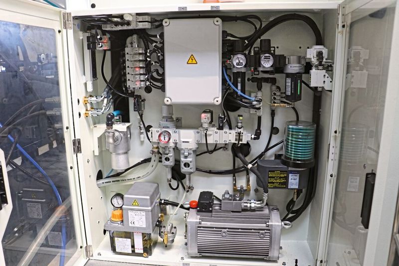 pL Lehmann liefert nicht nur Highend-CNC-Drehtische, auch die erforderlichen Armaturen und Komponenten sind übersichtlich im Versorgungsschrank untergebracht. (Bild: pL Lehmann)