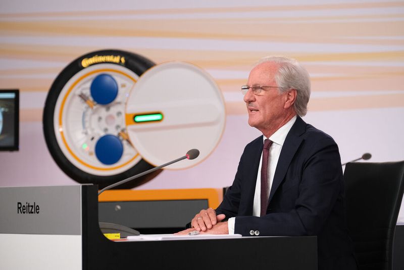 Wolfgang Reitzle, Chefaufseher von Continental, hat der Politik eine Mitschuld am weitreichenden Stellenabbau des Konzerns vorgeworfen. Insgesamt will Conti weltweit 30.000 Stellen „verändern“, davon 13.000 in Deutschland. (Bild:  Continental/Marcus Prell)