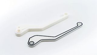 Während des 3D-Drucks wird Schicht für Schicht die Karbon-Endlosfasern entlang der Kontur gelegt. Am Ende jeder Schicht schneidet die Düse die Faser ab.  (Bild: © Markforged)