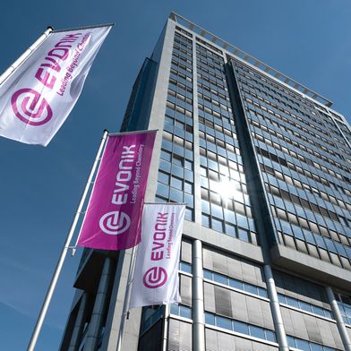 Evonik-Fahnen vor Headquarter (Symbolbild) (Bild: Evonik)