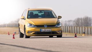 Die Fahrversuche wurden mit dem VW Golf 7 durchgeführt. (Bild: ADAC)