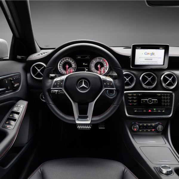 Der Innenraum und insbesondere die Bedienelemente strahlen eine hohe Wertigkeit aus. So wird das 3-Speichenlenkrad zum Beispiel mit 12 Tasten und einer galvanisierten Spange angeboten. Junge und technikaffine Kunden möchte Mercedes zudem mit einer nahtlosen Integration des iPhones überzeugen. (Daimler)