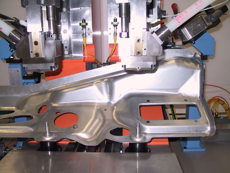 Die für Audi entwickelte Einpressmaschine  stetzt Stanzbolzen in die eingelegte Stirnwand (Archiv: Vogel Business Media)