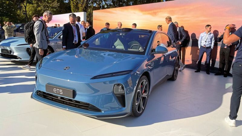 Und Ende März wird dann die kleinere Limousine ET5 folgen. (Bild: Grimm – »kfz-betrieb«)