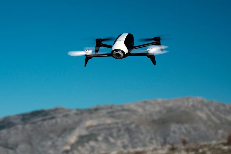 Die Bebop 2 ist mit Sicherheitsfunktionen ausgestattet, um etwa die Landung zu vereinfachen. Auch Flughöhe und -radius sind eingeschränkt. Damit soll die Drohne besonders einfach zu fliegen sein. (Parrot)