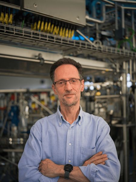 In der Kategorie „Lifetime Achievement“ zeichnete Siemens Dr. Bernd-Markus Pfeiffers für ein datengetriebenes System aus, das chemische Anlagen, Raffinerien oder pharmazeutische Produktionsstätten sicherer und kostengünstiger macht: Es berechnet durchgehend Zukunftsszenarien und findet in Echtzeit das optimale Verfahren für einen störungsfreien Betrieb. Es erkennt unter anderem kritische Druckentwicklungen in einem Reaktor Stunden im Voraus und kann automatisch Gegenmaßnahmen einleiten – ein Paradigmenwechsel von reaktiver zu vorausschauender Steuerung. (Bild: Siemens)