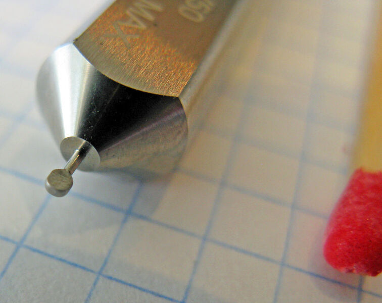 Winzige Prüfgeometrie an einer aus einem Vollhartmetall-Monoblock 8 mm Ø geschliffenen Prüflehre für den Medizintechnikbereich. (Klaus Vollrath)