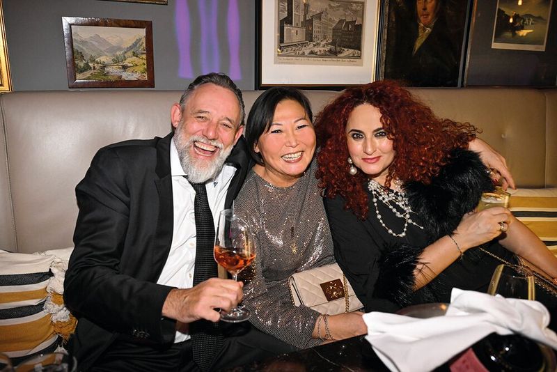 Bernd Tillmann (TAROX) mit Miriam Franke (m., Sandisk) und Besa Agaj feiern jetzt ausgiebig. (Bild: Hannes Magerstädt)