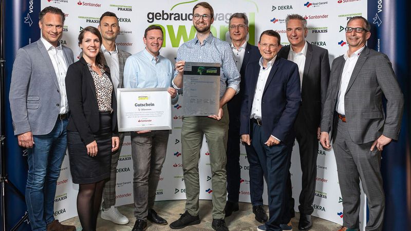 Platz 3 für die AZF Gruppe in Flensburg: das Team zusammen mit Sponsoren und Jury. (Bild: Stefan Bausewein)