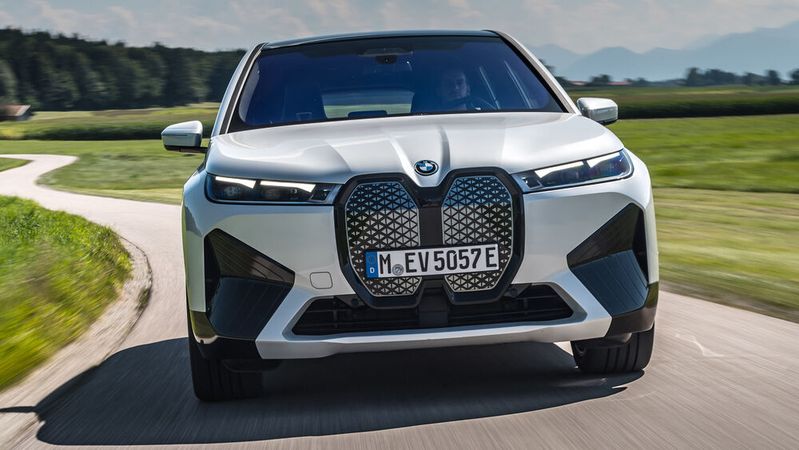 Der BMW iX bringt gut 2,5 Tonnen auf die Waage.(Bild:  BMW)