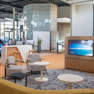 Die Kia-Erlebniswelt wurde gemäß der aktuellen Hersteller-CI gestaltet.(Bild:  Kia)