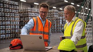 Pilsner-Urquell-Logistikchef Tomáš Sedláček (l.) und Erik van Rikxoort, CCO & President von Identpro, bei der Implementierung des Warehouse-Execution-Systems in der Traditionsbrauerei. (Bild: Identpro)