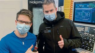 Serge Preisig (l.), Mitarbeiter Mechanik bei HB-Therm, und Markus Signer, Anwendungstechniker bei Vischer & Bolli, sind von den Gewindewerkzeugen begeistert.  (Vischer & Bolli)