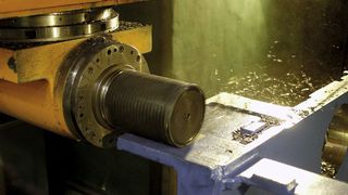 Fräsoperation der dünnen Stege an einer Unterbaubox. Speziell bei dieser Bearbeitung konnte der neu entwickelte Wälzfräser seine technischen Vorteile unter Beweis stellen.  (Bild: Ingersoll)