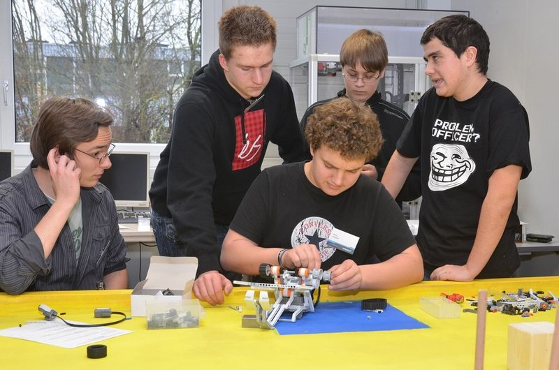 Bei der Robot Competition konstruierte jedes Team einen eige-nen Roboter. (Bild: Schunk)