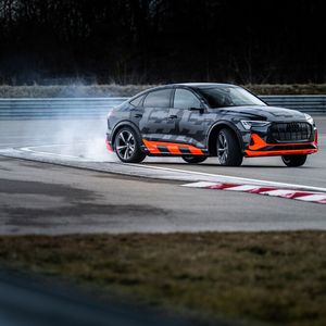 Der Clou: Jeder der beiden Heckmotoren ist für je ein Hinterrad zuständig.(Bild:  Audi)