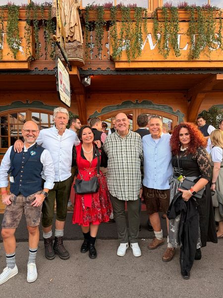 Auf geht es - Donnerstag, letzter Wiesn Tag für (v. l.) Maciej Wieczorek (ZOTAC), Marc Riemen (Rieberg), Miriam Franke (Sandisk), Oliver Gorges (Littlebit) und Besa (IT-BUSINESS). (Bild: Vogel IT-Medien)