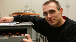 Kaizen heißt Ordnung: Konja Haugwitz, Prozessbegleiter für das Produktionssystem in der Instandhaltung bei Weidmüller, zeigt die sortierten Werkzeugwagen.  (Bild: Weidmüller)