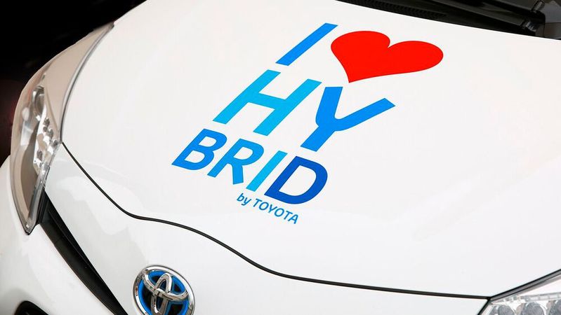 Der Toyota Yaris Cross Hybrid gehört zu den Modellen, die ohne Stecker fahren. Das Kfz-Gewerbe Baden-Württemberg stellt bei den Kunden im Land ein verändertes Kaufverhalten fest. Erstmals führen dort Vollhybride die Spitze bei den Neuzulassungen an.(Bild:  frei lizenziert /  Pixabay)