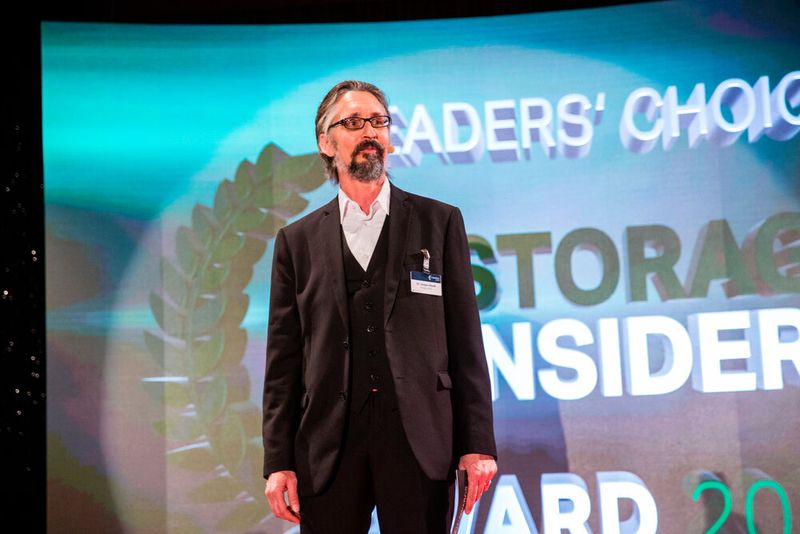 Dr. Jürgen Ehneß, Chefredakteur von Storage-Insider, bei der Vergabe der Awards. (Bild: artful rooms / VIT)