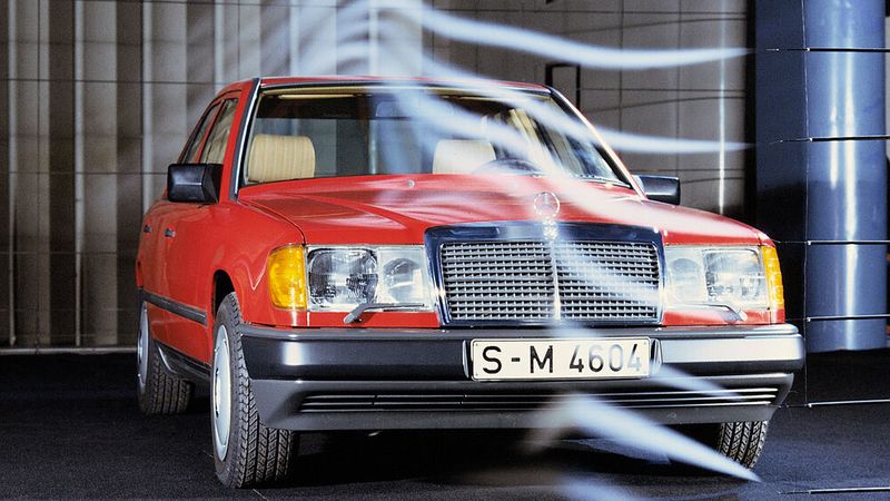 Die Mercedes 200 D bis 300 E der Baureihe W124 überraschten 1984 mit cw-Bestwerten und dem Mut zu dynamischen Formen. Das charakteristische Heck zum Beispiel, das sich nach hinten verjüngt und an den seitlichen Oberkanten stark abgerundet war, wirkte sich günstig auf den Luftwiderstand aus und ging auf Versuche im Windkanal zurück. Diese aerodynamischen Optimierungen führten zu einem Luftwiderstandsbeiwert , der bei der Markteinführung 1984 je nach Typ 0,29 bis 0,30 betrug (spätere Versionen erreichten bis zu 0,26). Der W 124 unterbot damit den Audi 100 von 1982 mit einem cw-Wert von 0,30. (Bild: Mercedes-Benz)