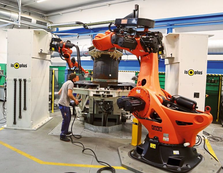 Ein Handling- und zwei Schweißroboter verarbeiten Rohrbögen bis zu einer Tonne Stückgewicht schnell und sauber. (Bild: Isopuls)