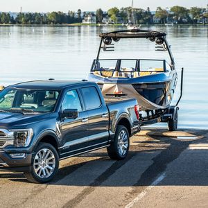 Der F-150, hier der Limited 3.5L PowerBoost Hybrid, eignet sich auch als Freizeitfahrzeug. Der Pick-up verfügt über intelligente Funktionen, die das Ankuppeln eines Anhängers erleichtern. Preislich startet er bei 116.000 Euro netto.(Bild:  Ford Motor Company)