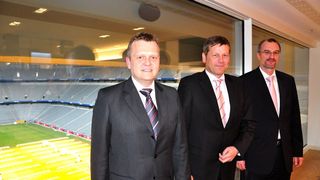 von links: Andreas Geiss, neuer COO bei Comos, Ralf-Michael Franke, CEO Siemens Industrial Automation Systems, und Frank Ebert, CFO bei Comos, wollen bei der Digitalen Fabrik in der ersten Liga spielen. Auf dem Bild fehlt Stephan Rohleder, CEO Comos Industry Solutions, er kuriert derzeit eine Sportverletzung aus.  (Bild: Marion Henig)