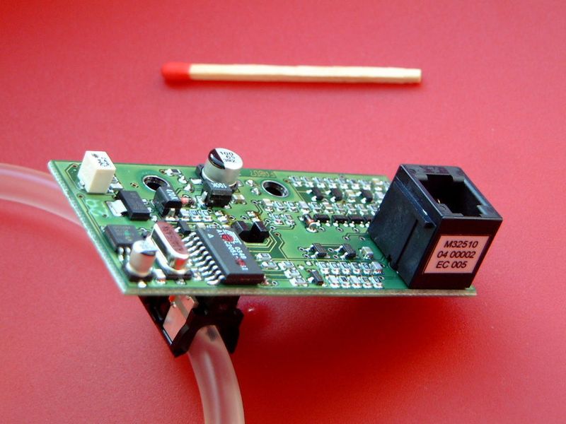 Bei diesem kundenspezifischen Luftblasensensor ist die integrierte Elektronikbaugruppe (Vorder-/Rückseite) zu erkennen. (Archiv: Vogel Business Media)