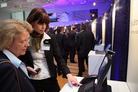 Nach den Präsentationen ging es in die BluStar-Lounge. Partner hatten hier die Gelegenheit, das neue BluStar-Ecosystem zu testen. Im Gespräch: Aastra-Mitarbeiterin Ilona Masche (rechts) mit Silvia Keitel, MTG-Kommunikations-Technik GmbH. (Archiv: Vogel Business Media)