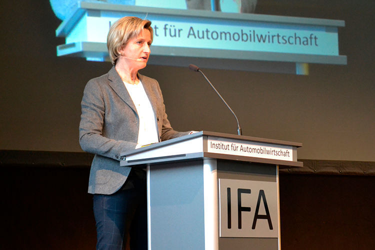 Baden-Württembergs Wirtschaftsministerin Nicole Hoffmeister-Kraut will „Fahrverbote für Autos mit Verbrennungsmotor unbedingt vermeiden“. (Seyerlein / »kfz-betrieb«)