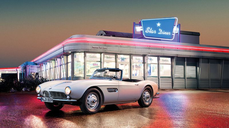 Gegenentwurf zum Gullwing-Mercedes 300 SL: der legendäre BMW 507 Roadster, vorgestellt 1955 auf der IAA in Frankfurt. Wie der BMW 503 gilt das von Albrecht Graf von Goertz entworfene Modell als Ikone des Automobildesigns. Fahrgestell und Motor entsprechen denen der Limousine BMW 502. Vom 507 wurden lediglich 252 Stück gefertigt, während es der 300 SL auf 3.258 Coupés und Roadster brachte.  (Bild: BMW)