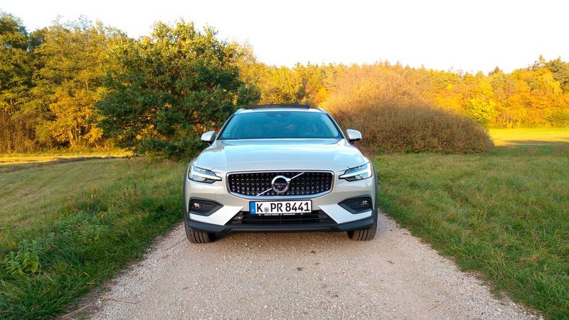 Der Preis des Basismodells des V60 CC beginnt bei 51.200 Euro. Mit ein paar Paketen und Extras lässt sich die 60.000er Marke relativ einfach reißen – günstig waren die großen Volvos aber noch nie. Dafür sind sie nach wie vor ein Hingucker auf der Straße und eine solide Alternative für die bekannten Business-Modelle. (Bild: Thomas Günnel/Automobil Industrie)
