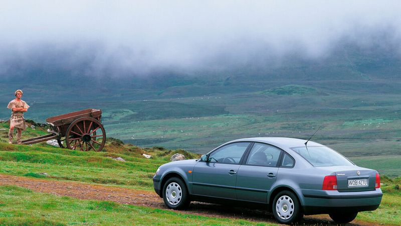 Dienstwagenfahrers Liebling: Der VW Passat startete 1996 in neuer Generation. Anders als bei den Vorgängermodellen B4 und VW Passat B3 35i ab 1988 ist der Motor des B5 wieder längs eingebaut. Der Antriebsstrang entspricht dem des Ende 1994 eingeführten Audi A4. Mit dem B5 wollte Volkswagen neue Qualitätsstandards für zukünftige VW-Fahrzeuge setzen. So bestand die Karosserie elektrolytisch verzinkten Blechen. Der B5 war zudem das erste VW-Modell mit einem CAN-Bus (für die Komfortsysteme). (Bild: VW)