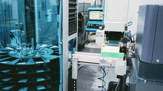 Die Übergabe von der Maschine zum Teilespeicher Depot Max kann einfach umgesetzt werden. (Bild: Lars Stegmann)