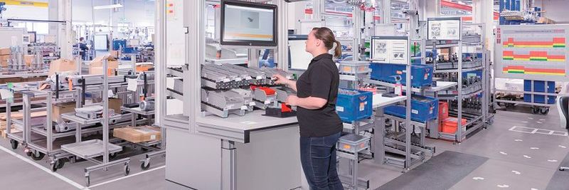 Das Assistenzsystem Acitve-Assist soll den Menschen an manuellen Arbeitsplätzen unterstützen. Durch Starterkits ermöglicht Bosch Rexroth einen einfachen Einstieg durch verschiedene Ausbaustufen.(Bild:  Bosch Rexroth)