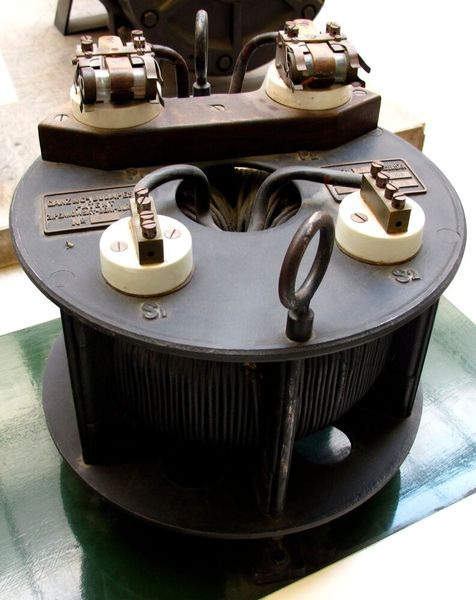 Ein Verteiltransformator von Deri, Bláthy und Zipernowsky wie er auch für die Elektrifizierung Roms verwendet wurde. (Bild: DMM 63190 Verteiltransformator Deri Blathy Zpernowsky / Dmm2va7 / CC BY / de.wikipedia.org)