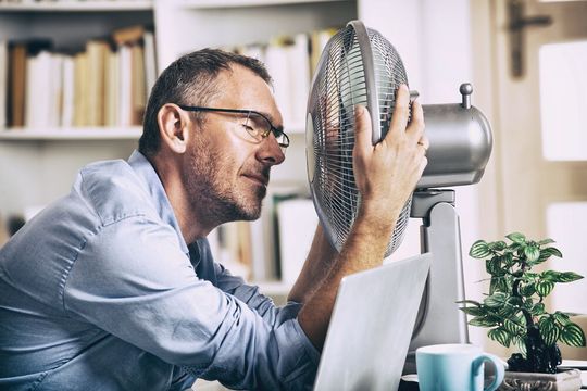 Hohe Temperaturen sind für die Beschäftigten häufig eine Belastung. Hohe Temperaturen sind für die Beschäftigten häufig eine Belastung.