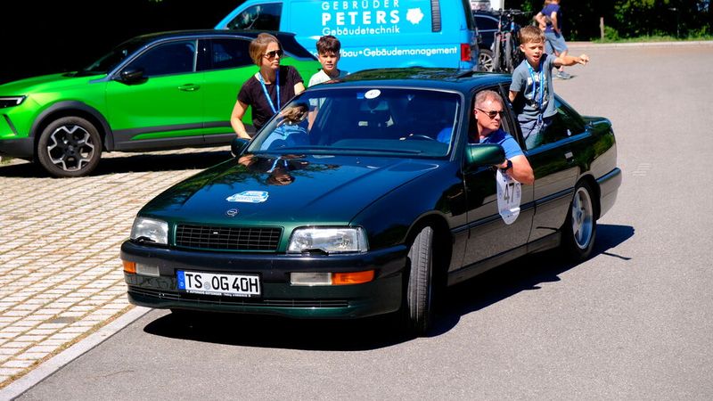 Familie Götzinger hält Ausschau nach dem nächsten Bierdeckel - mit ihrem Opel Senator, Bj 1991. (Bild: Holger Zietz - VCG)