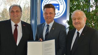 ZDH-Präsident Hans Peter Wollseifer (li.) und ZDK-Präsident Jürgen Karpinski (re.) gratulierten Wilhelm Hülsdonk zum Handwerkszeichen in Gold. (ProMotor)