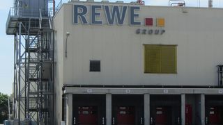 Rewe-Logistikzentrum in Eitting bei München: Umstieg auf nachhaltige Energieversorgung. (Bild: Rewe)