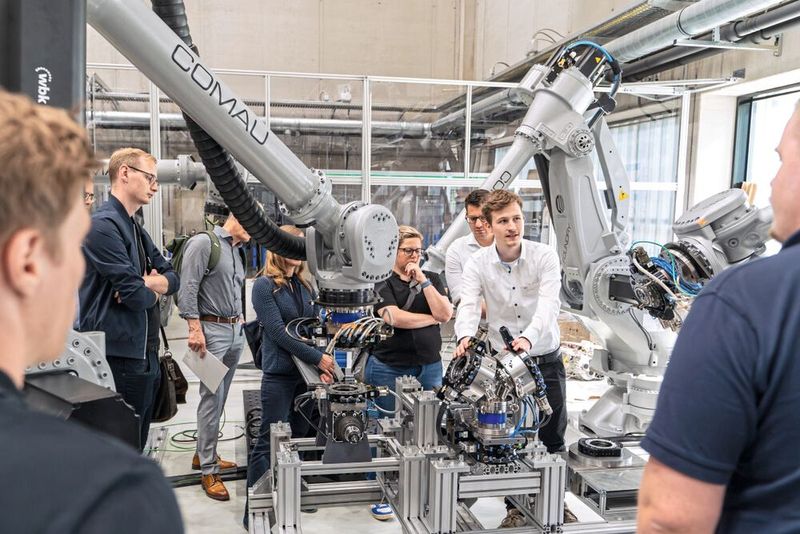 Darunter zum Beispiel die automatisierte Demontage von Elektromotoren an deren Lebensende. (Bilder: Dominik Böhm - Fotokumpel; © BazziBa - stock.adobe.com)