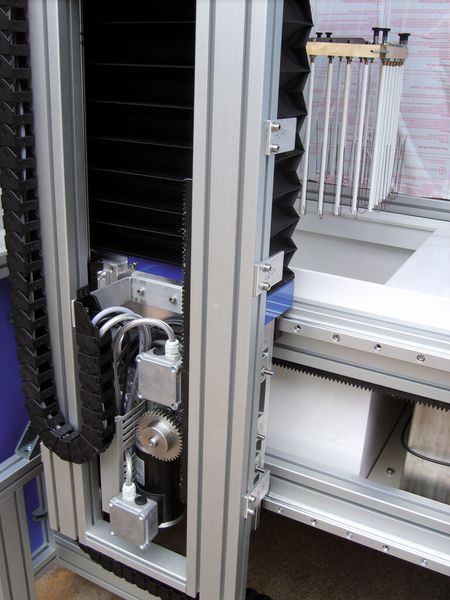 Linearschienenführungen aus Aluminium wiegen viel weniger als Ausführungen aus Stahl. Dadurch ist auch die Anlage wesentlich leichter. (Bild: Dr. Tretter)